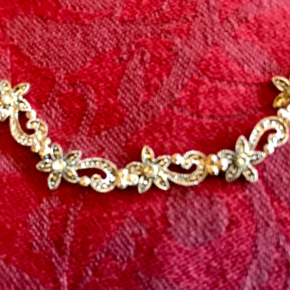 Pretty Necklace and Bracelet Set - Picture 4 of 9